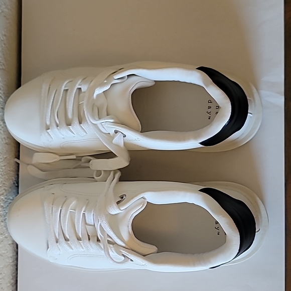 Women White sneakers with Faux Leather upper , memory insole sz 8.5 - Picture 3 of 5